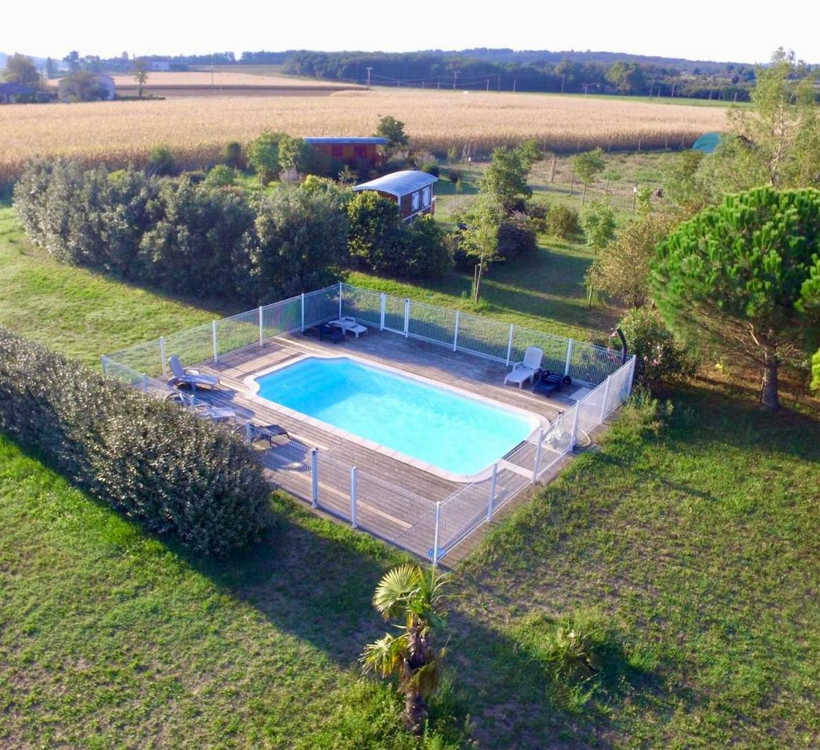 Les Roulottes-Gites De La Ferme De L'Autruche Dromoise Livron sur Drome Bagian luar foto